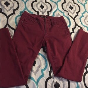 Size 4 Burgundy skinny jeans perfect for fall 🍁🍂